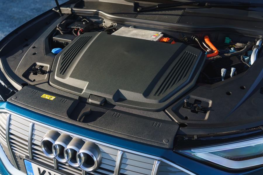 Моторный отсек Audi e-tron 55 Quattro 2019 года  (UK) (фото 40 из 40)